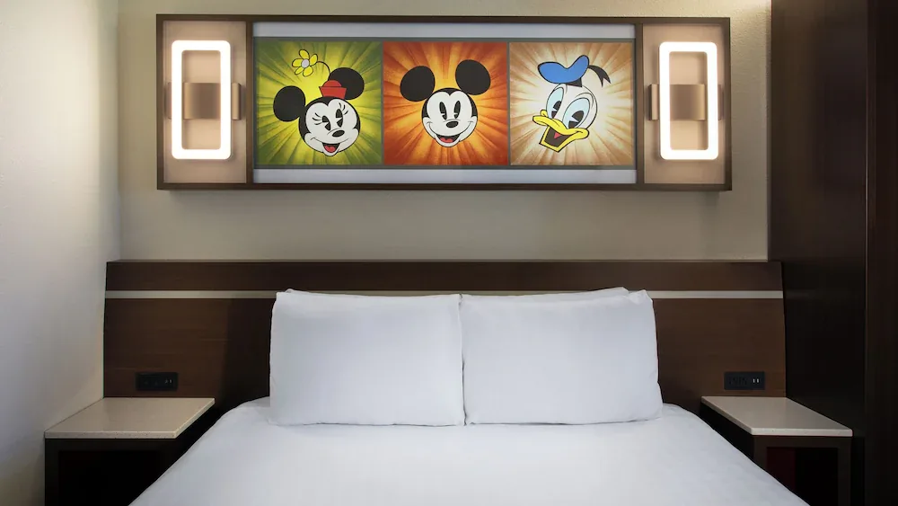 Quarto do resort com decoração do Mickey