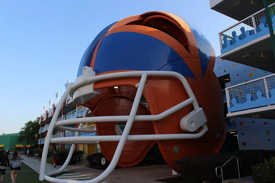 Capacete de futebol gigante no resort