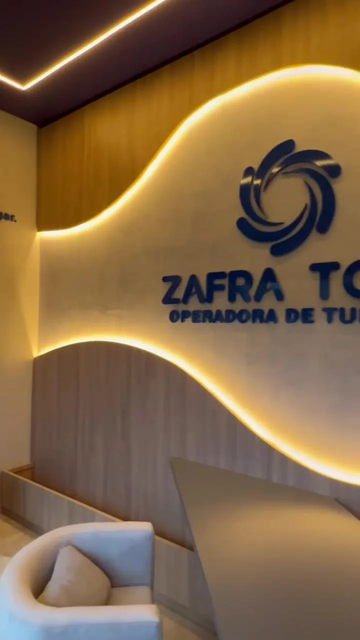 Parede com o logo da Zafra Tour