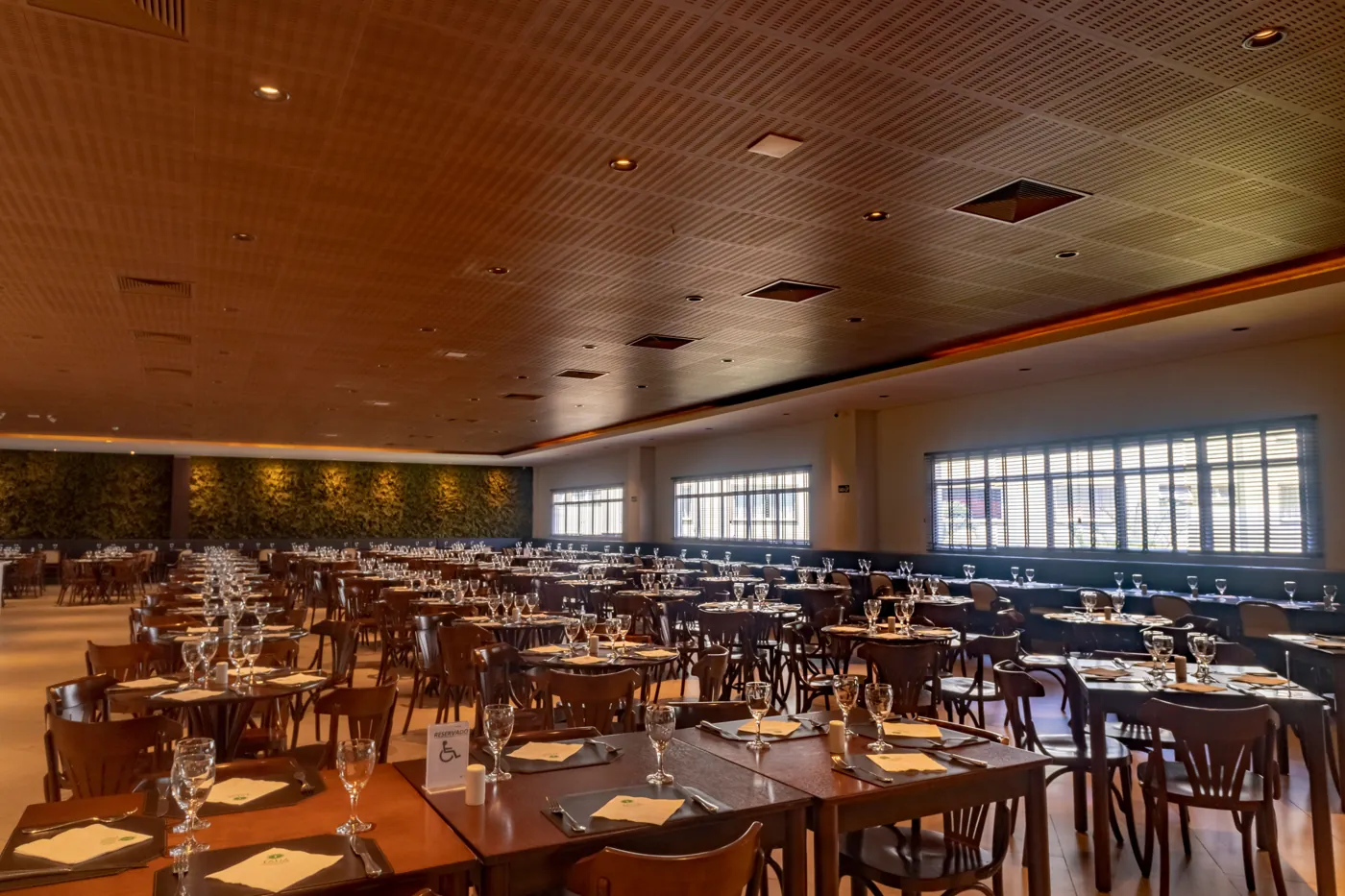 Salão de eventos montado para jantar de confraternização