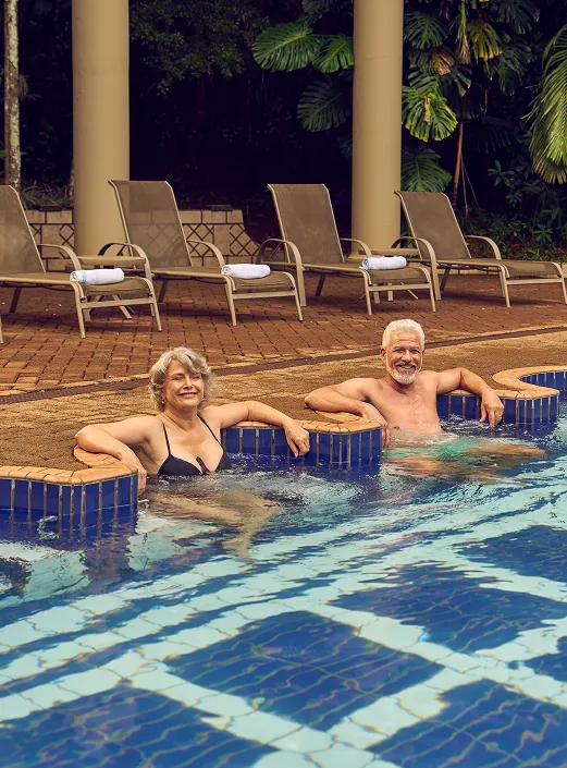 Casal relaxando na piscina termal do Lagos de Jurema