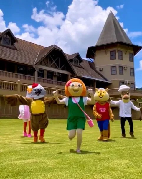 Turma da Jureminha no gramado do Lagos de Jurema