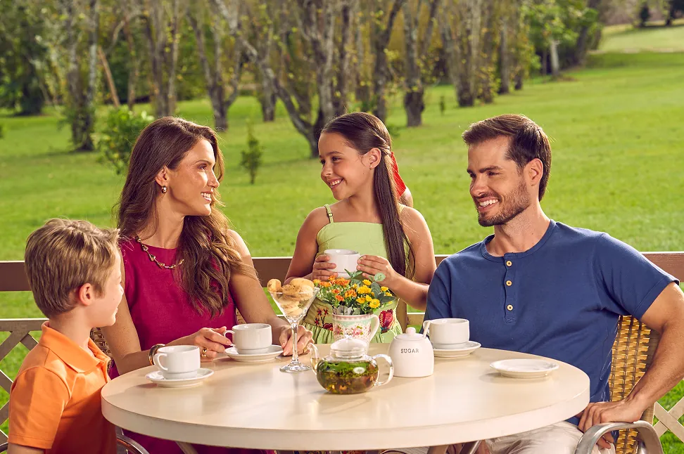 Família tomando café no gramado do Lagos de Jurema