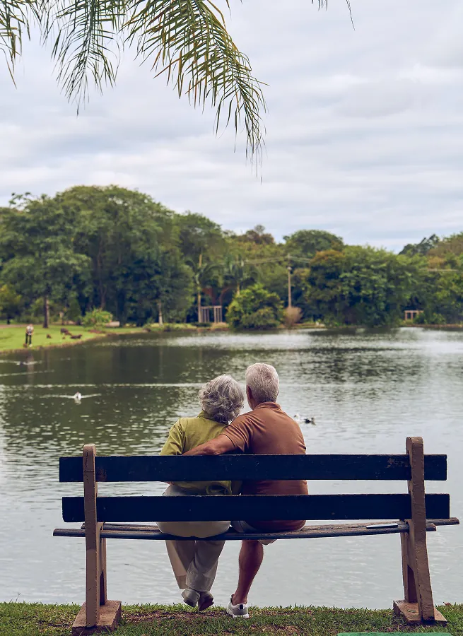 Casal à beira do lago