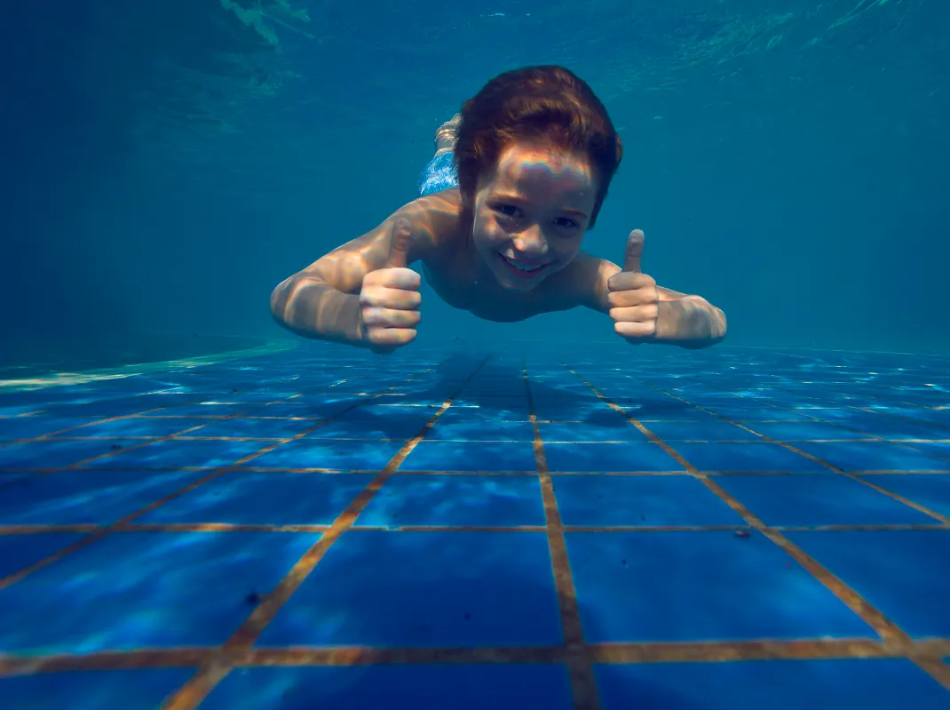 Criança nadando na piscina termal