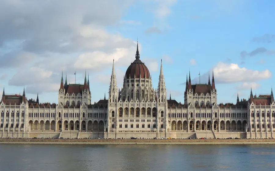 Parlamento de Budapeste às margens do Danúbio
