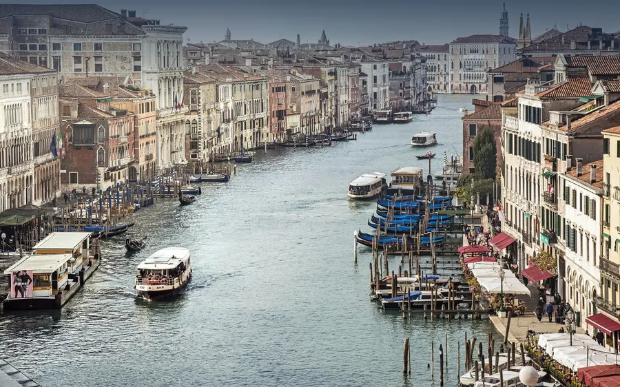 Canal de Veneza com gôndolas