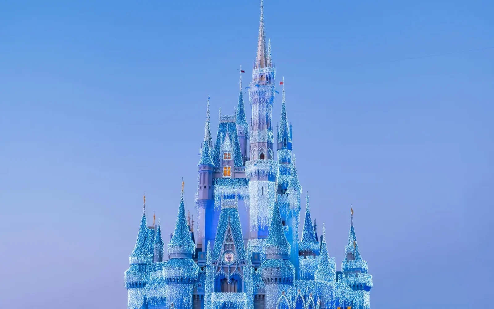 Castelo da Cinderela iluminado no Magic Kingdom