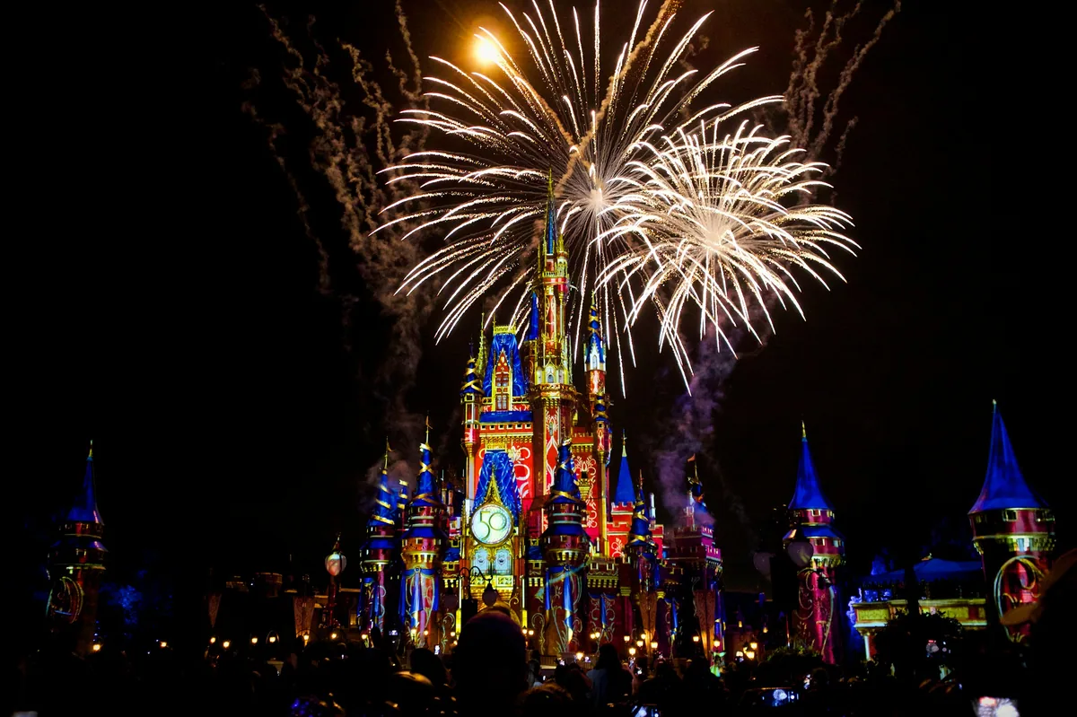 Fogos de artifício sobre o castelo da Disney